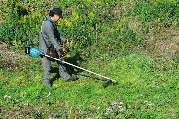 Mașină de cosit iarbă XGT 40Vmax, 45 cm, livrată cu 2 acumulatori XGT 5.0Ah UR013GT204