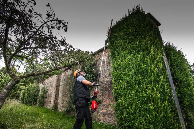 Milwaukee Trimmer pentru gard viu cu tijă extensibilă M18 FUEL™ 267 cm FHETE27-802