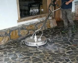 Curățare Profesională Pavaje și Alei